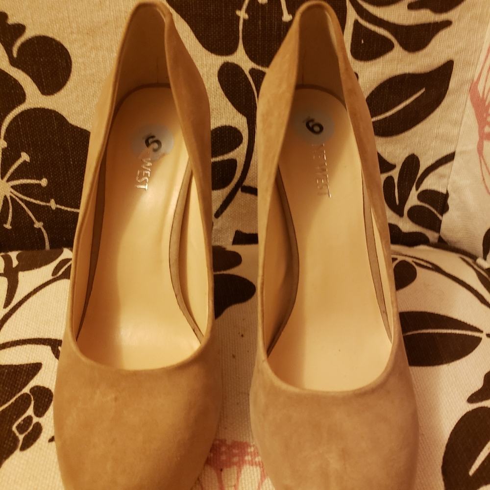New Nine West Suede Pumps